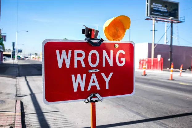 wrong way, tiltás, szankció