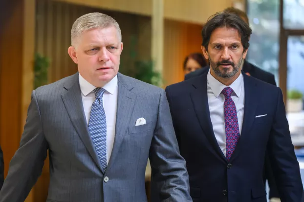 Robert Fico miniszterelnök, és Robert Kaliňák miniszterelnök-helyettes a keddi, 55. kormányülésre tart