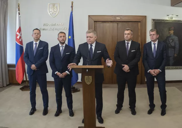 Ladislav Kamenický pénzügyminiszter, Matúš Šutaj-Eštok belügyminiszter, a Hlas elnöke, Robert Fico miniszterelnök, a Smer elnöke, Andrej Danko, az SNS elnöke, és Peter Žiga parlamenti alelnök