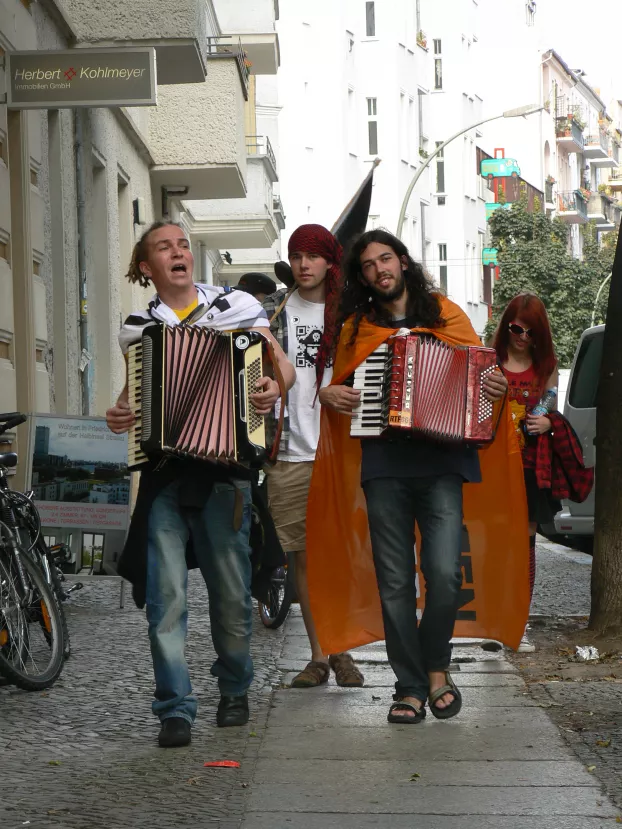 Punkbandában is játszik