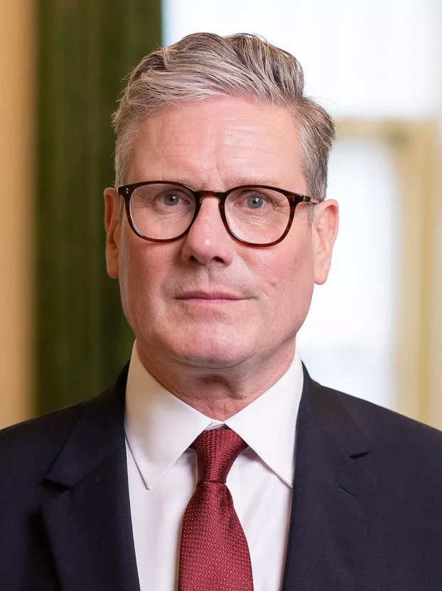Keir Starmer - brit kormányfő - 2024 - hivatalos portré - wikipedia