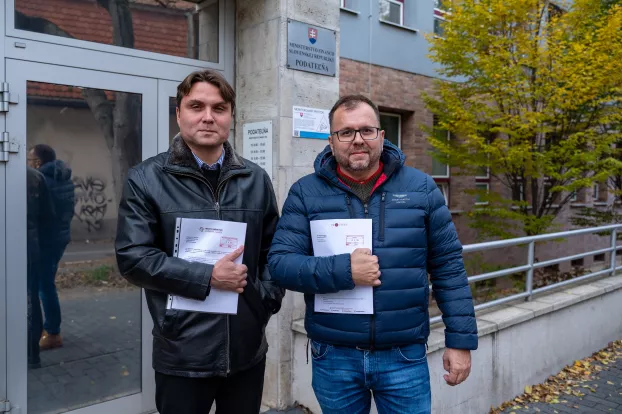 Gubík László és Őry Péter a petíciós beadvánnyal