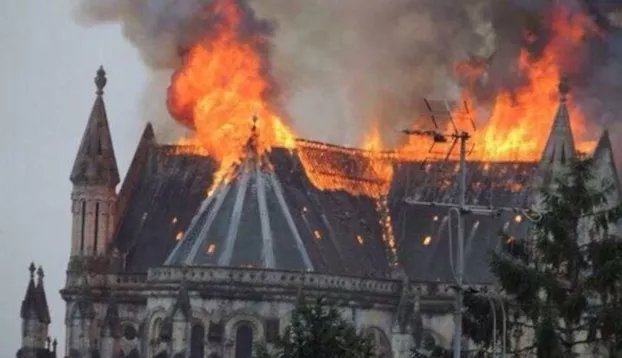 Az égő székesegyház Nantes-ban
