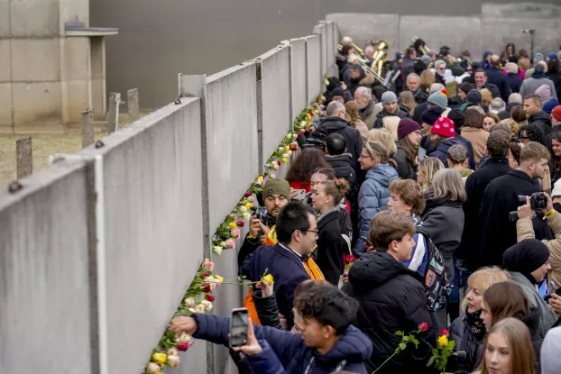 berlini fal - 35 éves leomlásának évfordulója