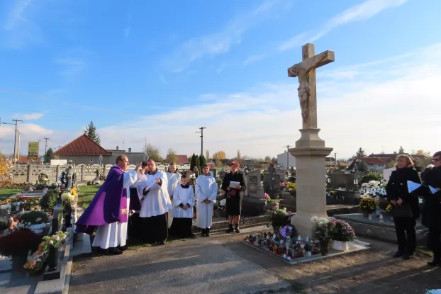 Kereszt a nánai temetőben