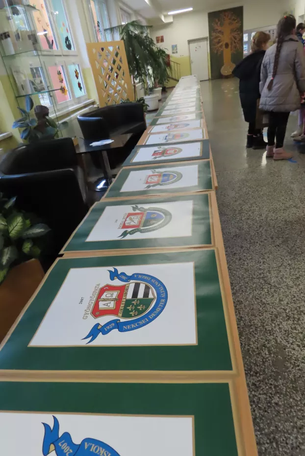 “Magyar oktatási és művelődési intézmények címerei a Kárpát-hazában”