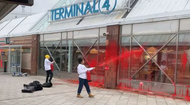 Klímafanatikusok támadása svédországi repülőtereken 2024 novemberében.