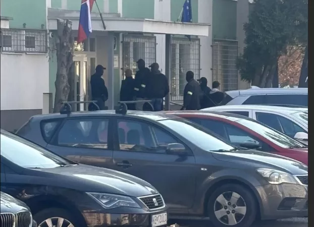 Kommandósok vették őrizetbe a hajléktalan férfit halálra verő rendőrt és járőrtársát