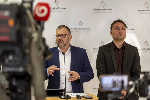 Őry Péter és Gubík László a Magyar Szövetség sajtótájékoztatóján 2024 november 8.-án.