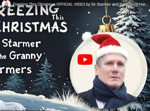 Keir Starmer, brit miniszterelnök - Képernyőkép a Fagyos karácsony című szám videóklippjéből
