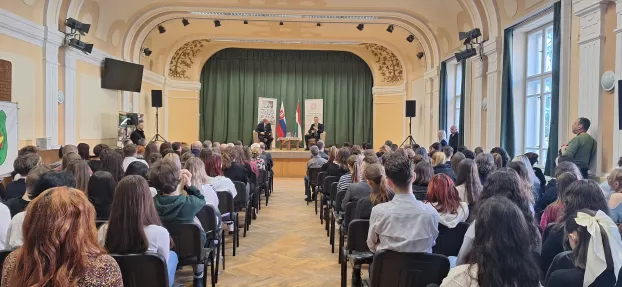 Szijjártó Péter és Andruskó Imre beszélgetése a Sele János Gimnázium aulájában 