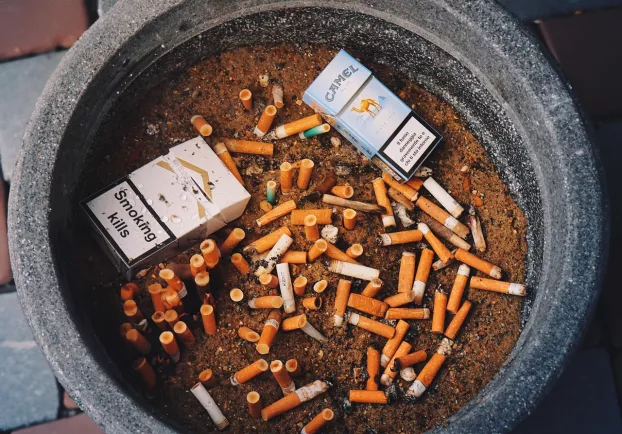 teli hamutartó, cigaretta