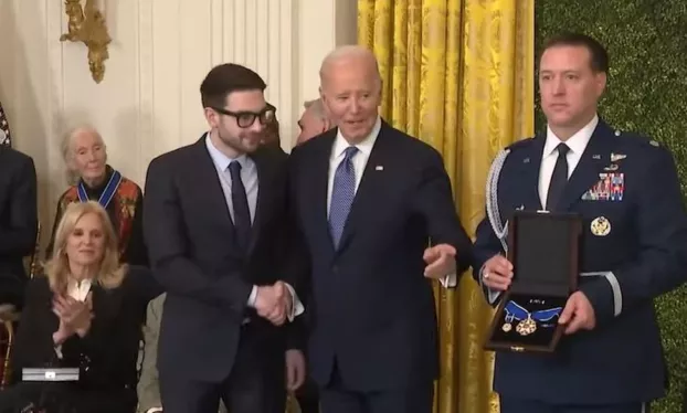 Joe Biden, amerikai elnök átadja az Elnöki Szabadság-érdemrendet Soros György fiának - 2025 január 4.-én.