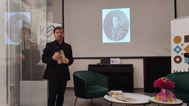 Cap György helytörténész, háttérben a lipicai ménesalapító gróf Mailáth III.József.