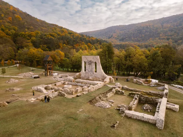 Gombaszög, pálos kolostor, monostor
