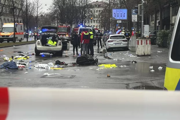 Rendőrök és mentők az incidens helyszínén