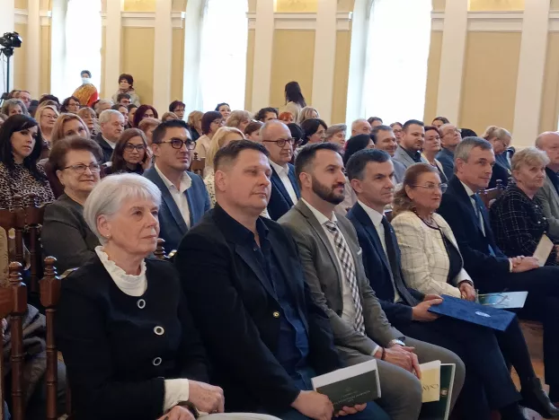 Jókai Mór is köszöntötte a XXIX. Komáromi Pedagógiai Napok megnyitó ünnepségének résztvevőit – KÉPEKKEL