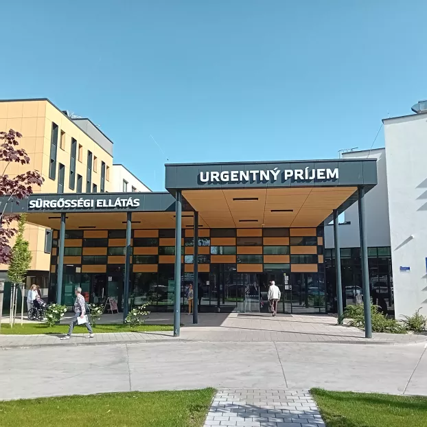  Folyamatos korszerűsítés a komáromi kórházban: májustól üzemelhet az onkológia új lineáris gyorsítója - KÉPEKKEL 