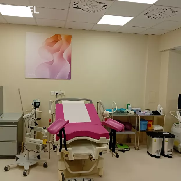  Folyamatos korszerűsítés a komáromi kórházban: májustól üzemelhet az onkológia új lineáris gyorsítója - KÉPEKKEL 