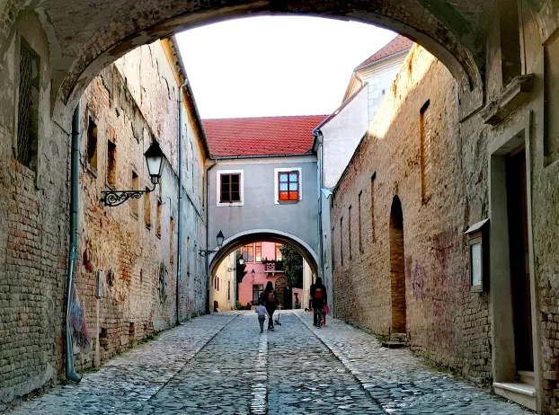 Macskakő koptatás az eszéki Erődvárosban.