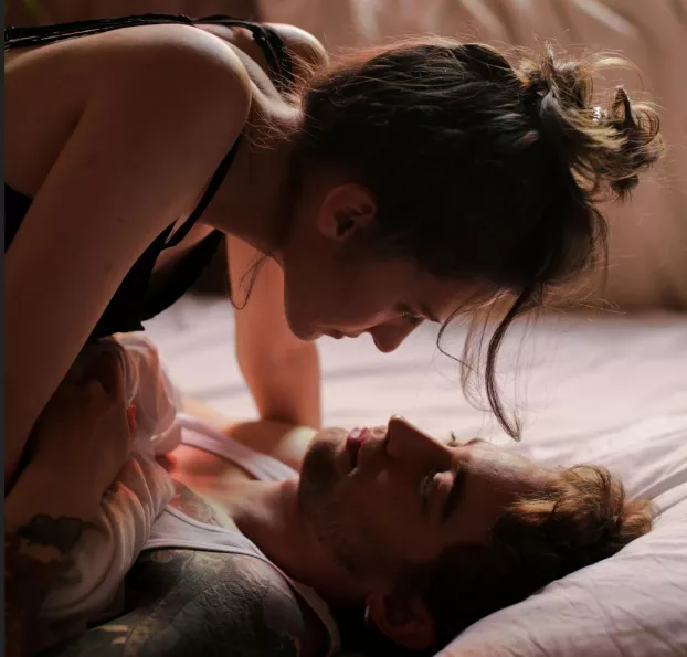 sex - férfi és nő az ágyban - illusztráció - pexels