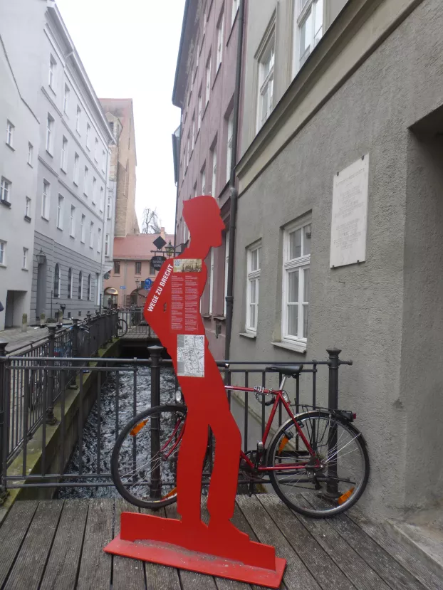 A Brecht-ház előtt