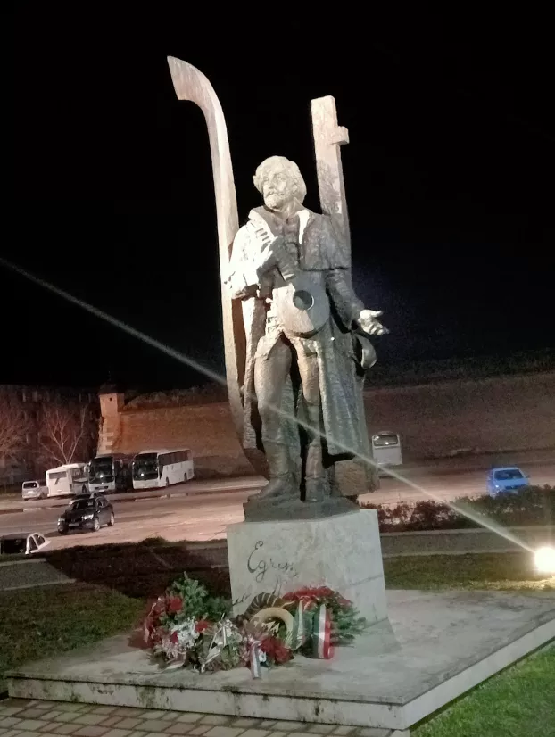 Március 15. - Komáromi főhajtás Egressy Béni szobránál és a róla elnevezett kultúrközpontban