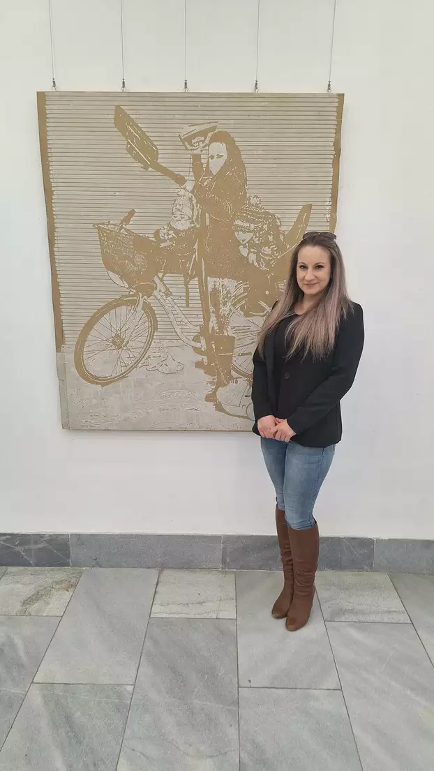 Kovács Csonga Anikó saját alkotása mellett