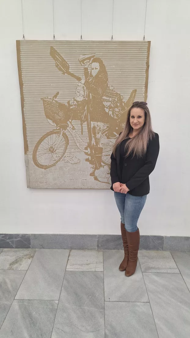 Kovács Csonga Anikó saját alkotása mellett