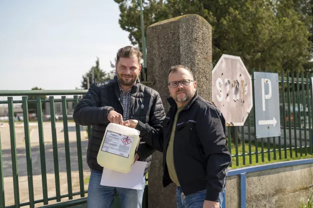 Őry Péter fertőtlenítő koncentrátumot ad át a szövetkezet egyik vezetőjének, Őry Árpádnak
