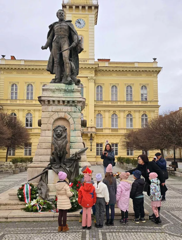 A többfelvonásos komáromi ünnepi megemlékezés elején a legifjabbak jeleskedtek - KÉPEKKEL