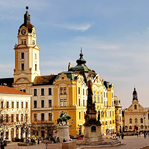 Séta a pécsi Széchenyi téren.