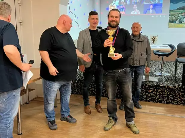 Hajtman Gábor a trófeával