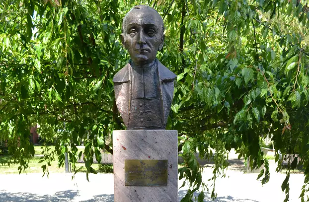 Ladislaus Bartholomaeides mellszobra