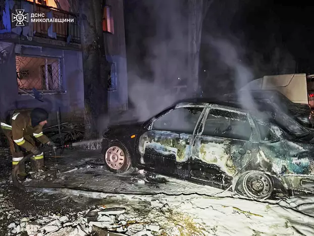 Tűzoltók oltják a lángokat a Mikolajivot ért orosz dróncsapás után április 10-én