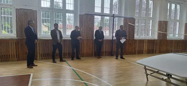 A teqball-asztal átadója a Selye János Gimnázium tornatermében 