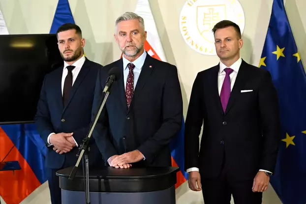 Richard Glück, a védelmi bizottság elnöke, Tibor Gašpar parlamenti alelnök, és Juraj Gedra, a kormányhivatal vezetője