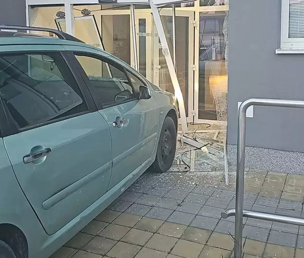 sofőr a rendőrség bejáratában