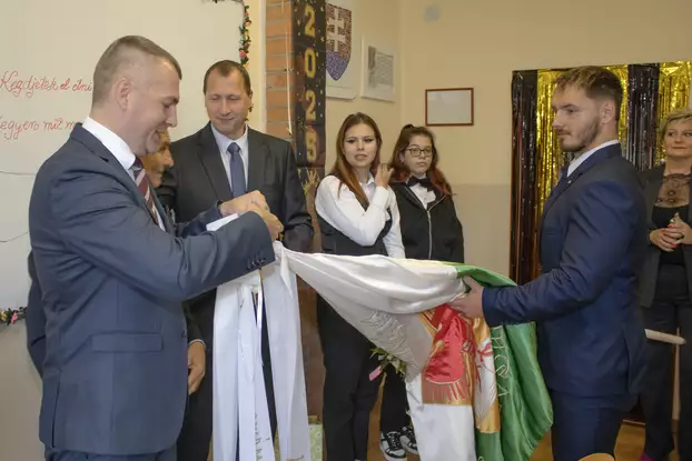 2025. május 23-án a zord időjárás ellenére ünnepélyes hangulatban búcsúzott 94 diák a gútai Közös Igazgatású Magániskolától.  