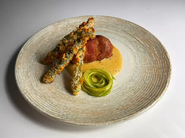 Baconbe göngyölt csirkecomb selymes fehér spárgamártással, pácolt zöld spárgaszalaggal és roppanós, parmezánba burkolt sült spárgával