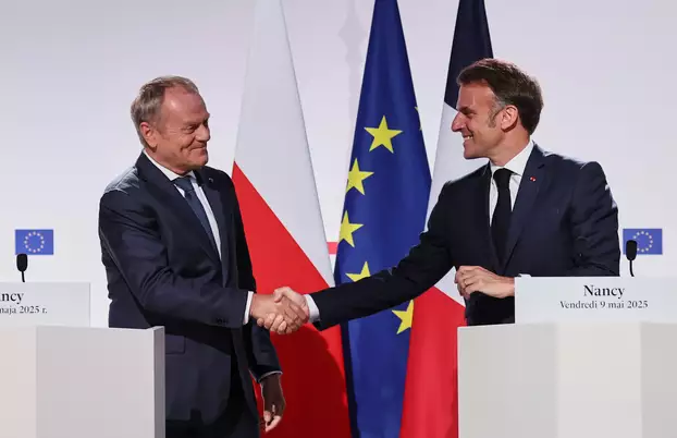 Emmanuel Macron, francia elnök és Donald Tusk lengyel kormányfő kölcsönös segítségnyújtási szerződést írt alá a franciaországi Nancyban - 2025 május 