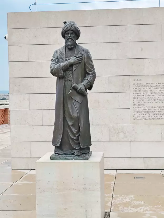 Gül baba szobra