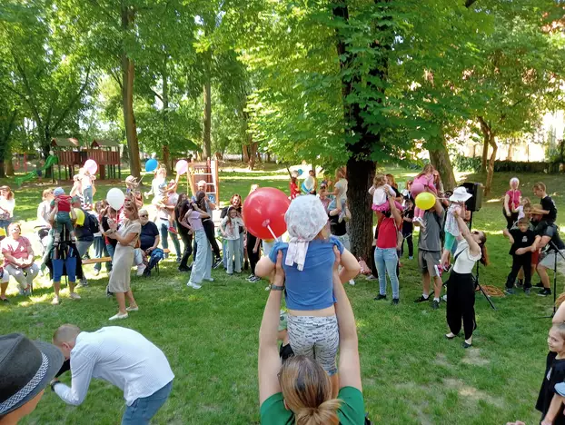 Százhúsz vidám lurkó, jövőnk záloga repült a magasba Komáromban – KÉPEKKEL