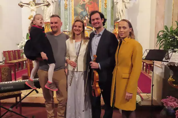 Sárika a szüleivel, középen Ács Dominika és Cseri Kristóf a nagyölvedi jótékonysági koncerten