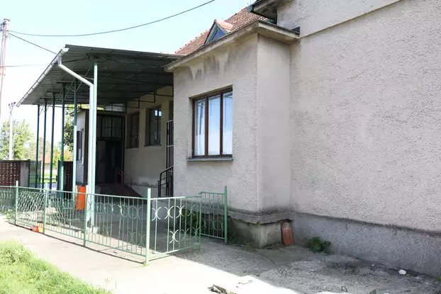 Új nyílászsárók az alsószeli gyermekorvosi rendelő épületében