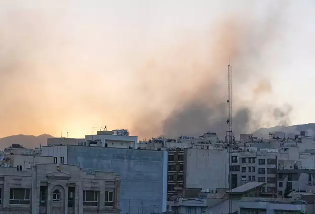 Füst száll fel Teheránban egy izraeli légicsapás nyomán