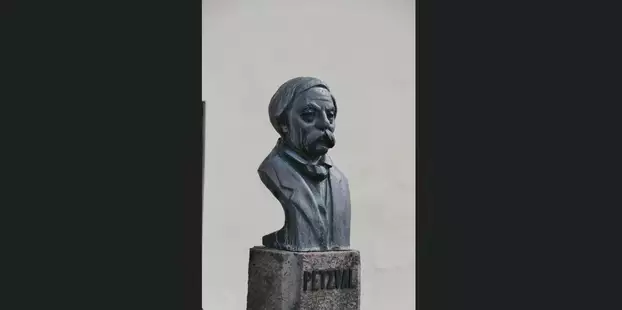 Petzvál József szobra