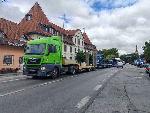 Pillanatok alatt torlódik fel a kamionsor 