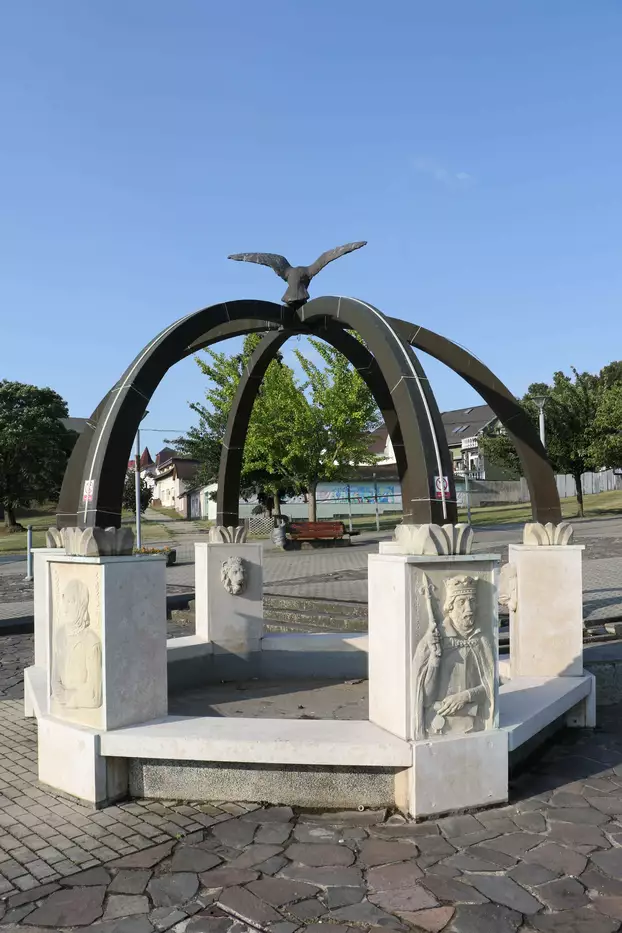 Díszkút a királyhelmeci főtéren