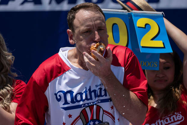 Joey Chestnut - a hotdog evő verseny győztese New Yorkban 2025 július 4.-én